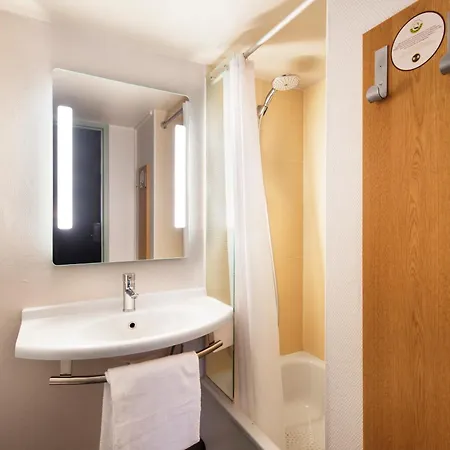 B&B Hotel Lyon St Priest Hotell 2*