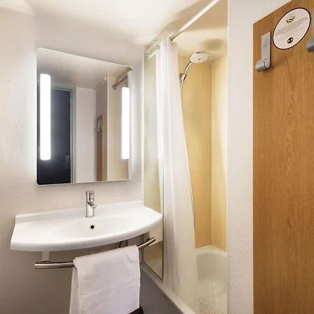 Lyon St Priest Hotel 2*